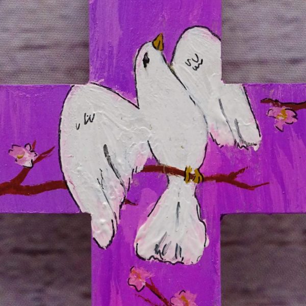 Holzkreuz mit weißer Taube